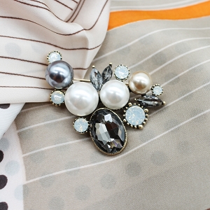  BROCHE GEMME<br>Gris