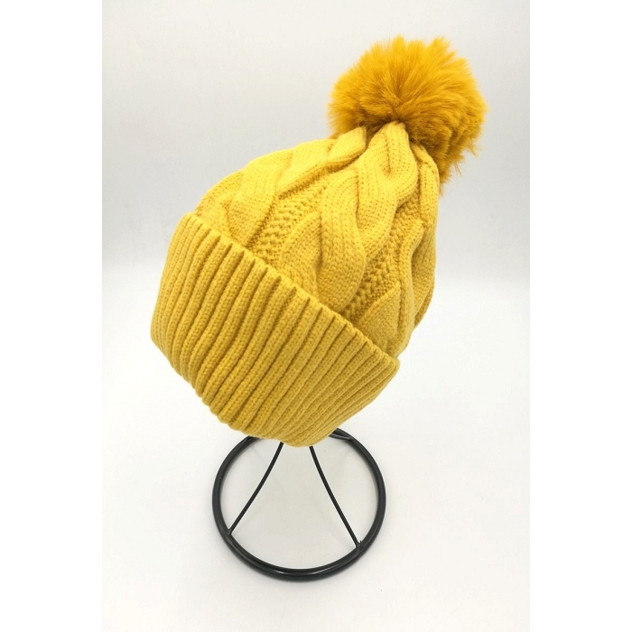 Scarpy creation bonnet pompon motif torsade jaune
